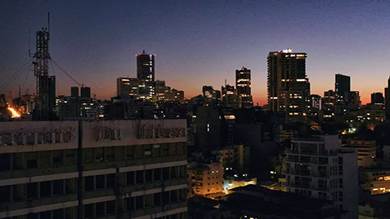 الظلام يلف مبنى كهرباء لبنان في العاصمة اللبنانية بيروت بسبب انقطاع الكهرباء